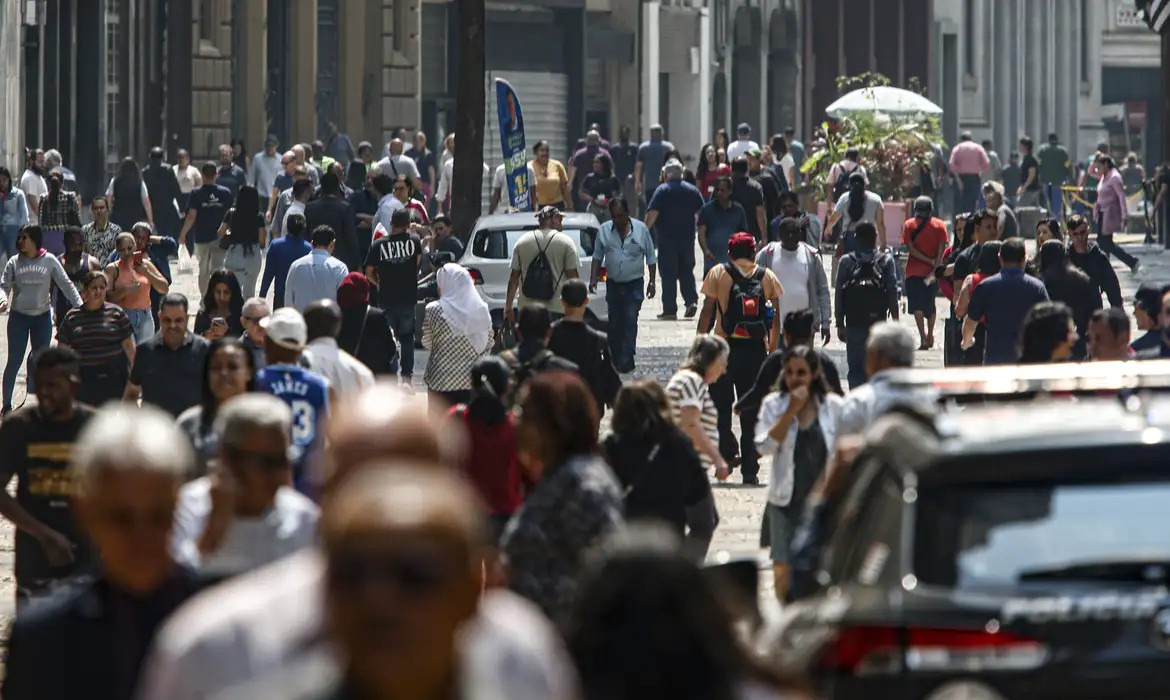 Brasil reduz pobreza, mas amplia desigualdades, diz estudo