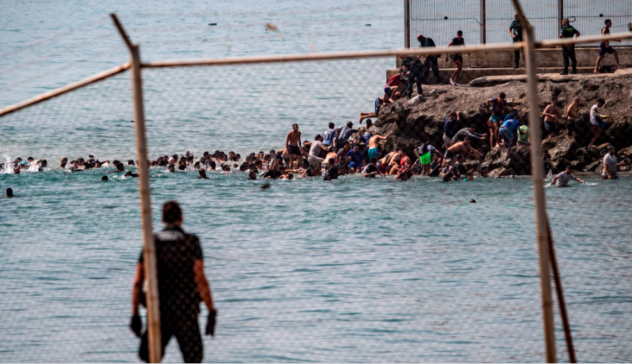 Milhares de migrantes iniciam retorno de Ceuta para o Marrocos
