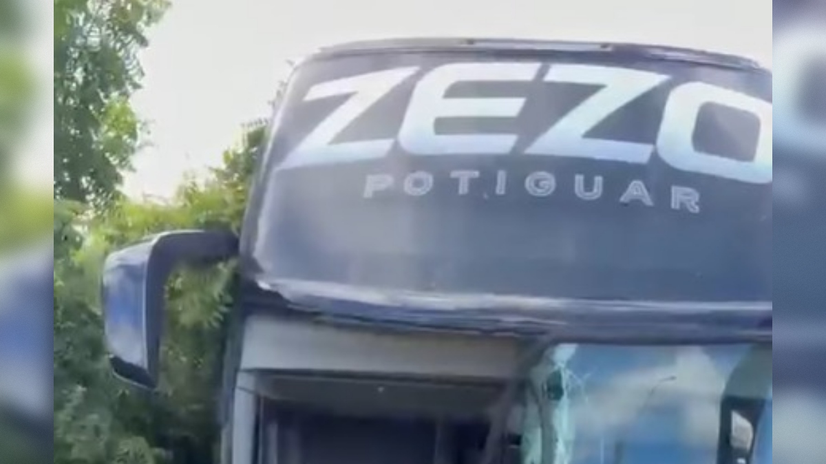 Ônibus da equipe de Zezo Potiguar bate em cavalo na BR-230 em Pombal