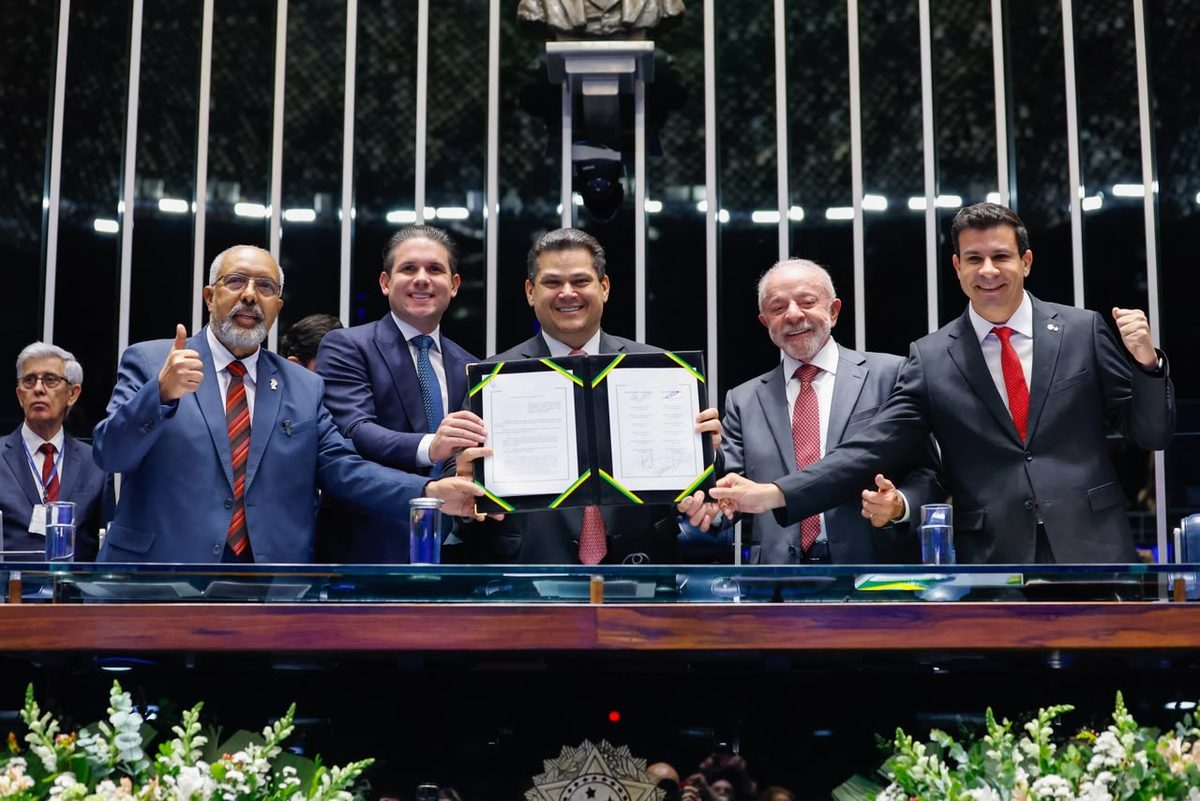 Congresso promulga fim da escala 6 por 1 no país