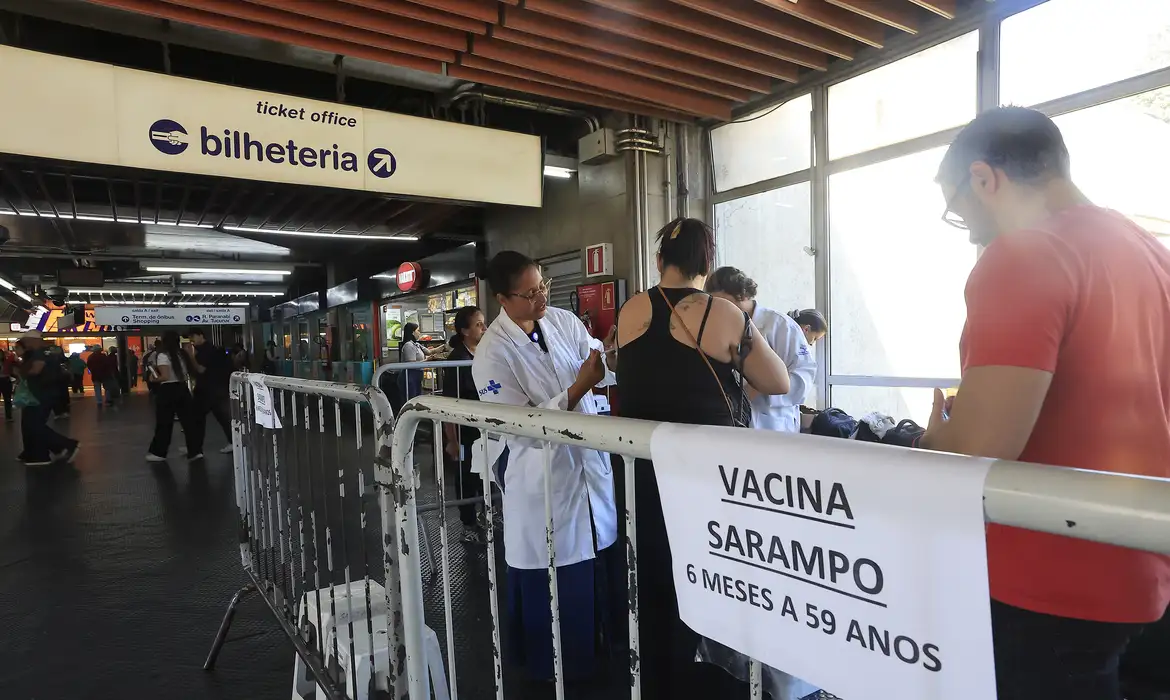 Ministério da Saúde alerta para atualização da caderneta de vacinação