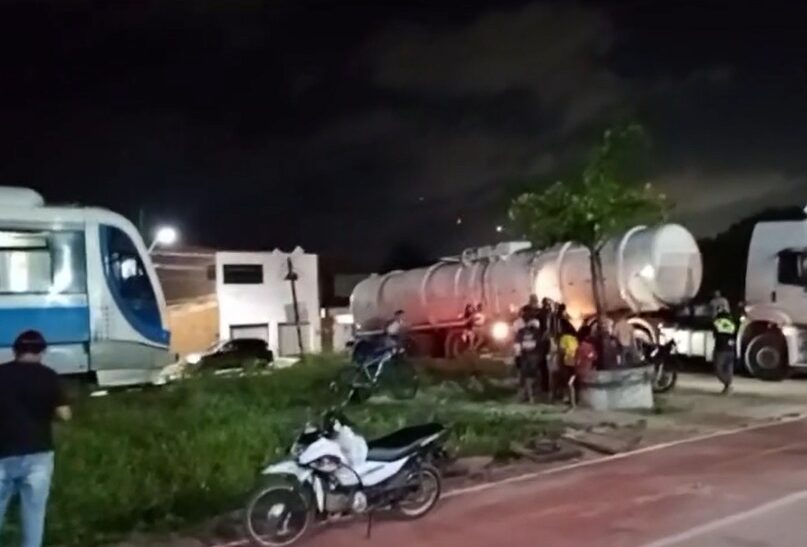 Caminhão para na linha do trem e evita batida em Cabedelo