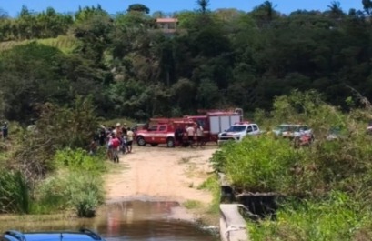 Homem de 53 anos morre após carro com cinco pessoas cair em açude