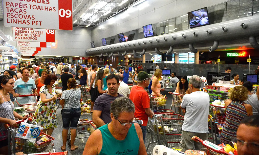 Inflação recua pelo quarto mês seguido e volta para meta do governo