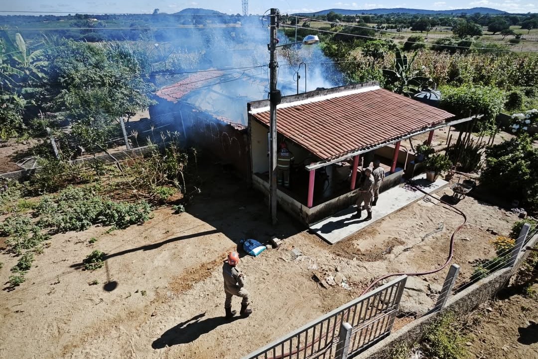 Fogo atinge casa na zona rural de Cajazeiras