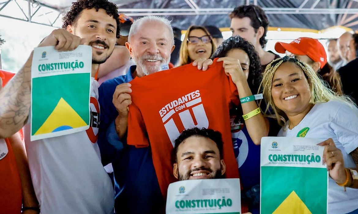 Lula promete auxílio financeiro para universitários em nova gestão