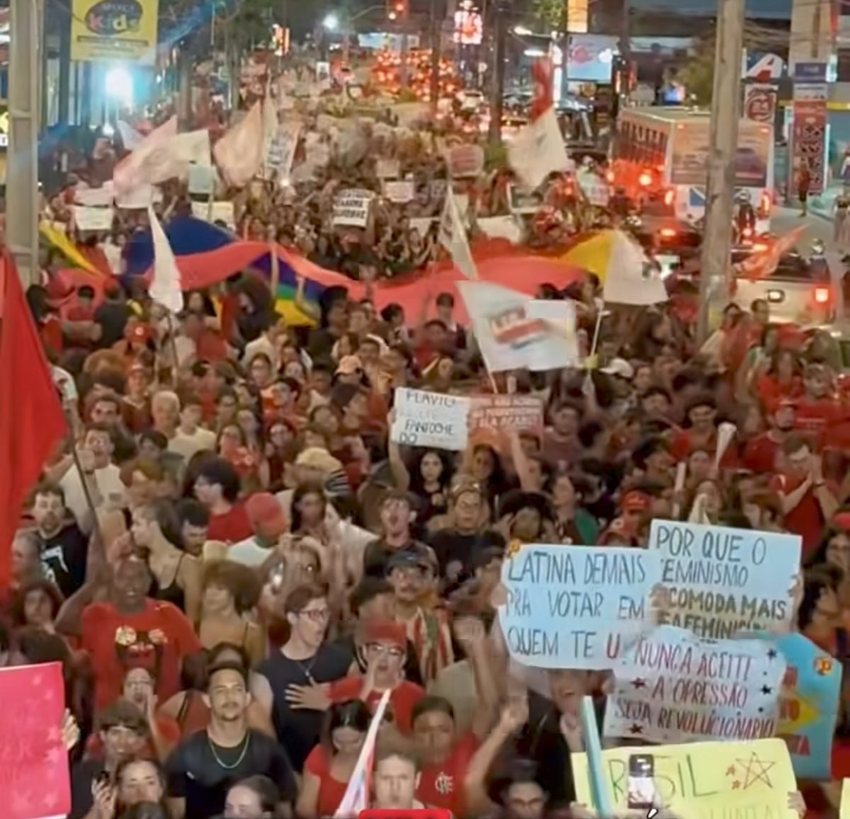 Estudantes realizam caminhada de apoio a Lula em João Pessoa