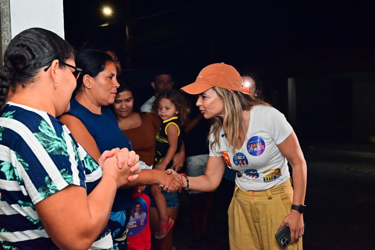 Rosália Lucas intensifica visitas a bairros de Campina Grande