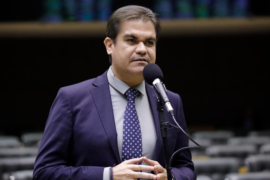 Deputado não espera decisão de Léo Bezerra e anuncia voto em André Gadelha