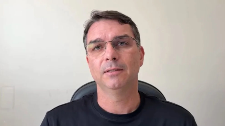 Flávio Bolsonaro oferece novamente a vaga de vice ao Republicanos