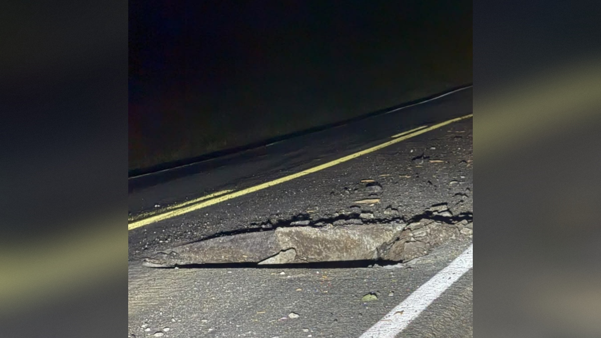 Queda de bloco de granito abre buraco na BR-230 em Soledade