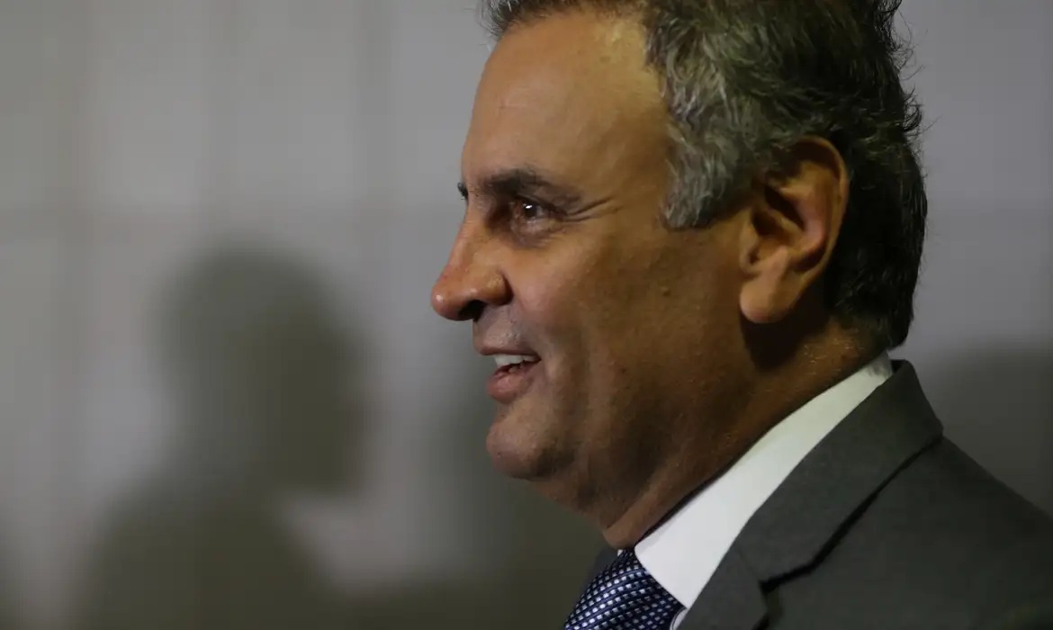 Aécio Neves larga as urnas e evita constrangimento eleitoral