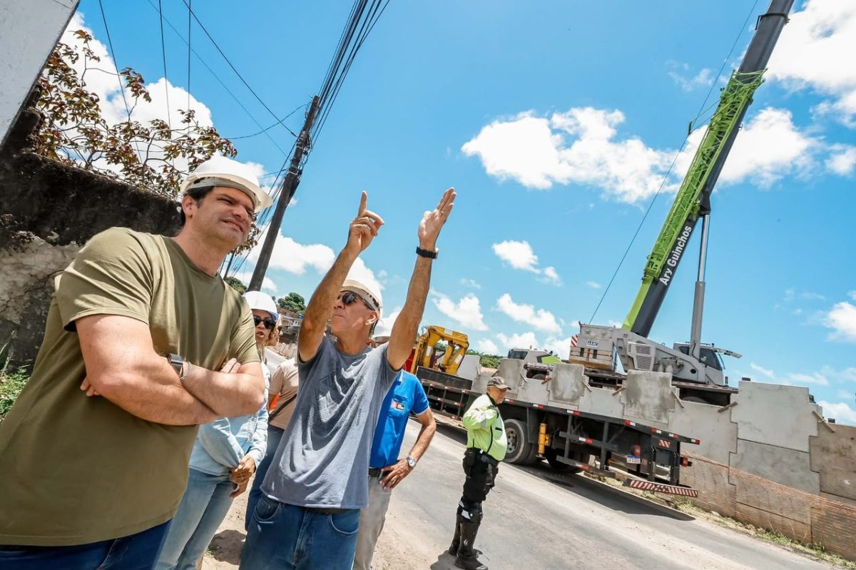 Leo Bezerra acompanha instalação de vigas da ponte do Rio Cuiá