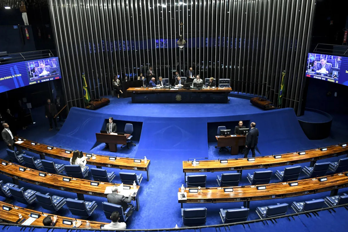 Senado começa a discutir proposta que pode acabar com a escala 6x1