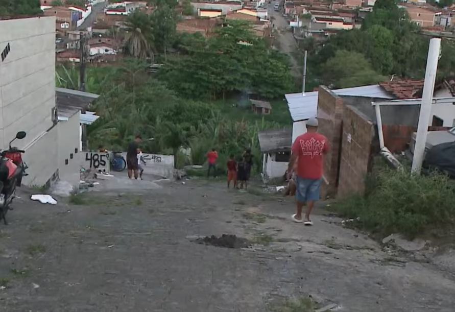 Caminhão da Cagepa tomba e atinge veículos e muro em João Pessoa