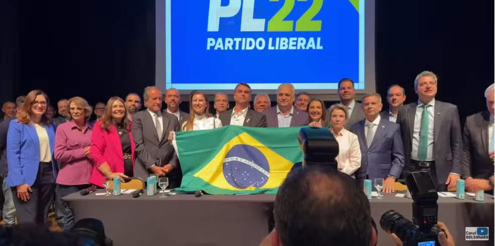 Flávio Bolsonaro escolhe Alfredo Gaspar como vice na disputa pela Presidência