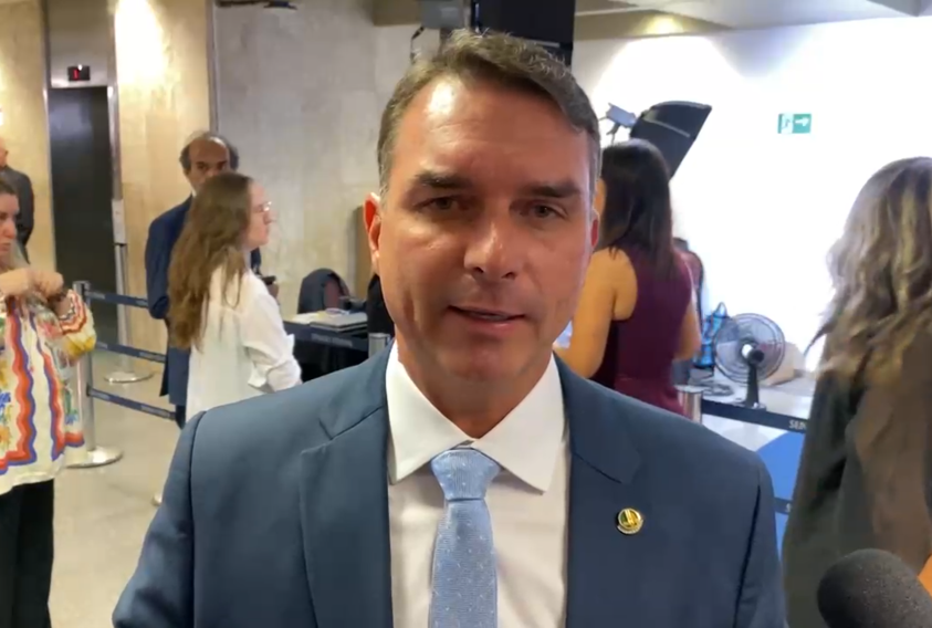 Flávio Bolsonaro declara voto a favor do fim da escala 6x1