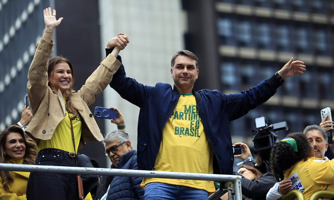 Flávio Bolsonaro propõe endurecer ações de segurança e enxugar Estado