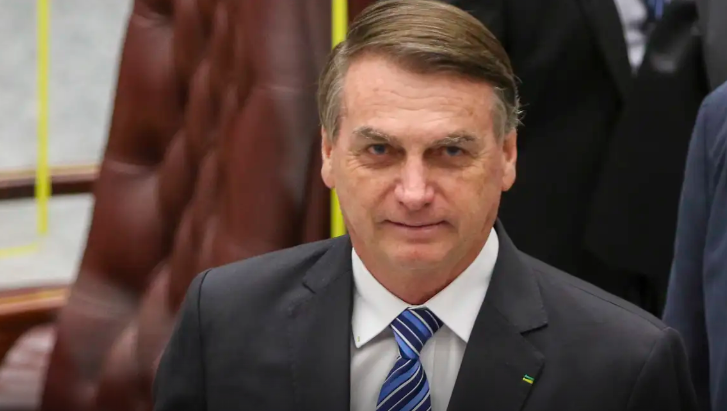 Moraes pede parecer da PGR sobre visitas de Flavio a Jair Bolsonaro