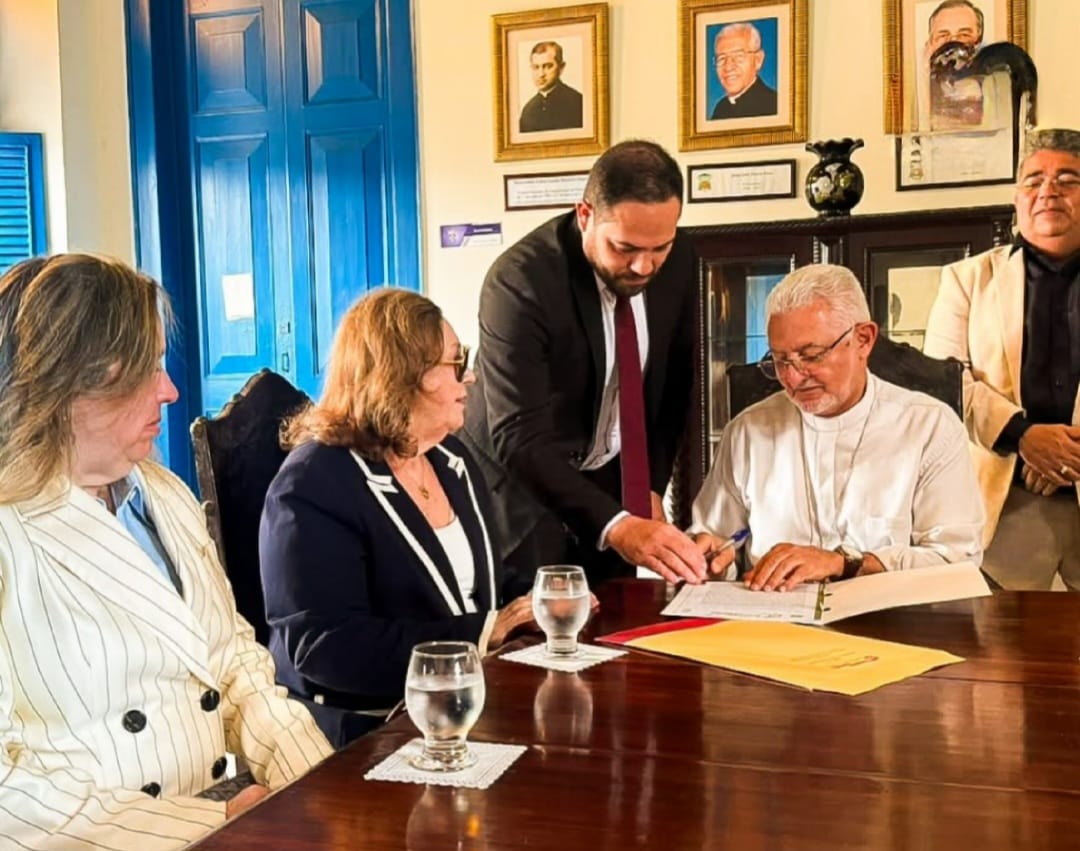 Escritura pública oficializa transferência do Centro Social Nossa Senhora da Esperança para a Paróquia Santa Júlia
