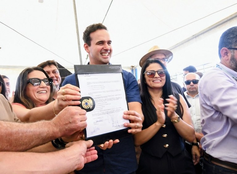 Lucas Ribeiro entrega trecho do Sistema Adutor Transparaíba em Sossego