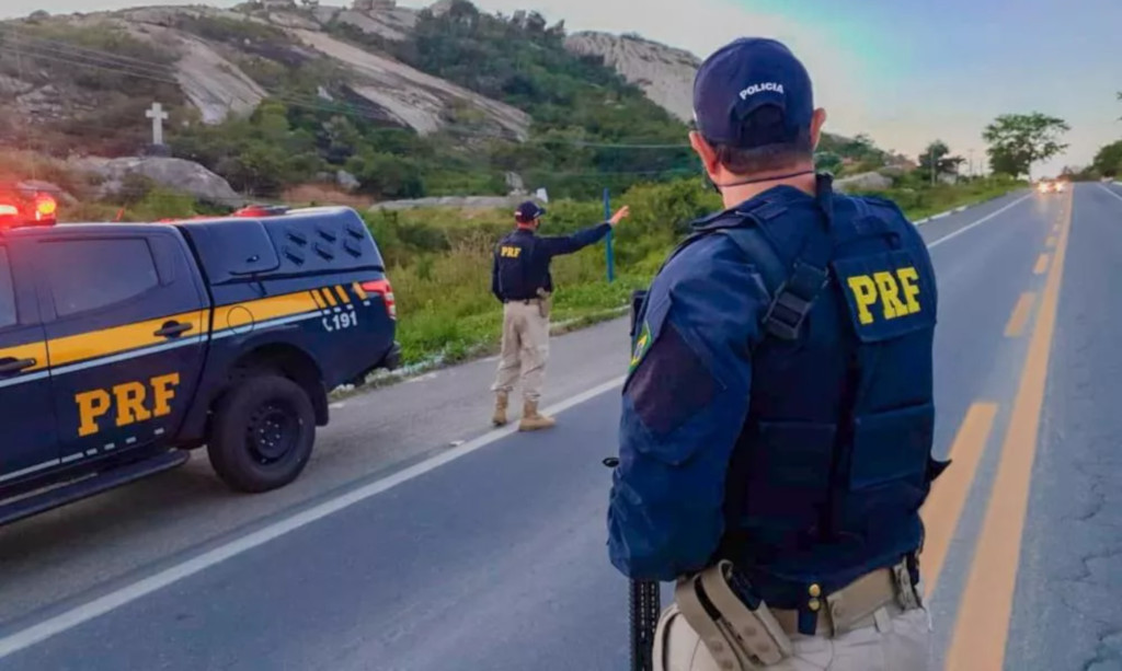 Caminhão com cigarros contrabandeados é encontrado abandonado em Ingá