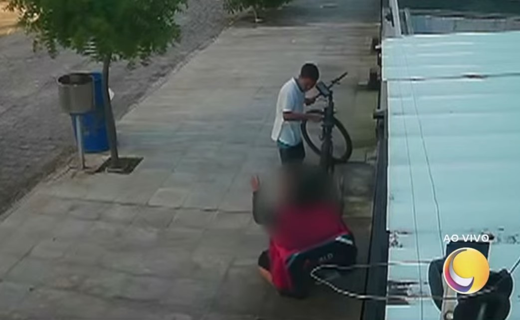 Entregador se ajoelha para bandido não levar bicicleta durante assalto, em João Pessoa