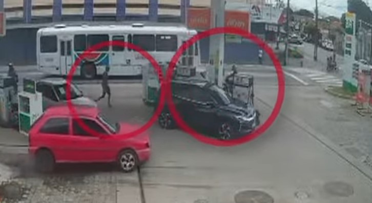 Duas pessoas assaltam frentistas em posto de combustíveis em João Pessoa