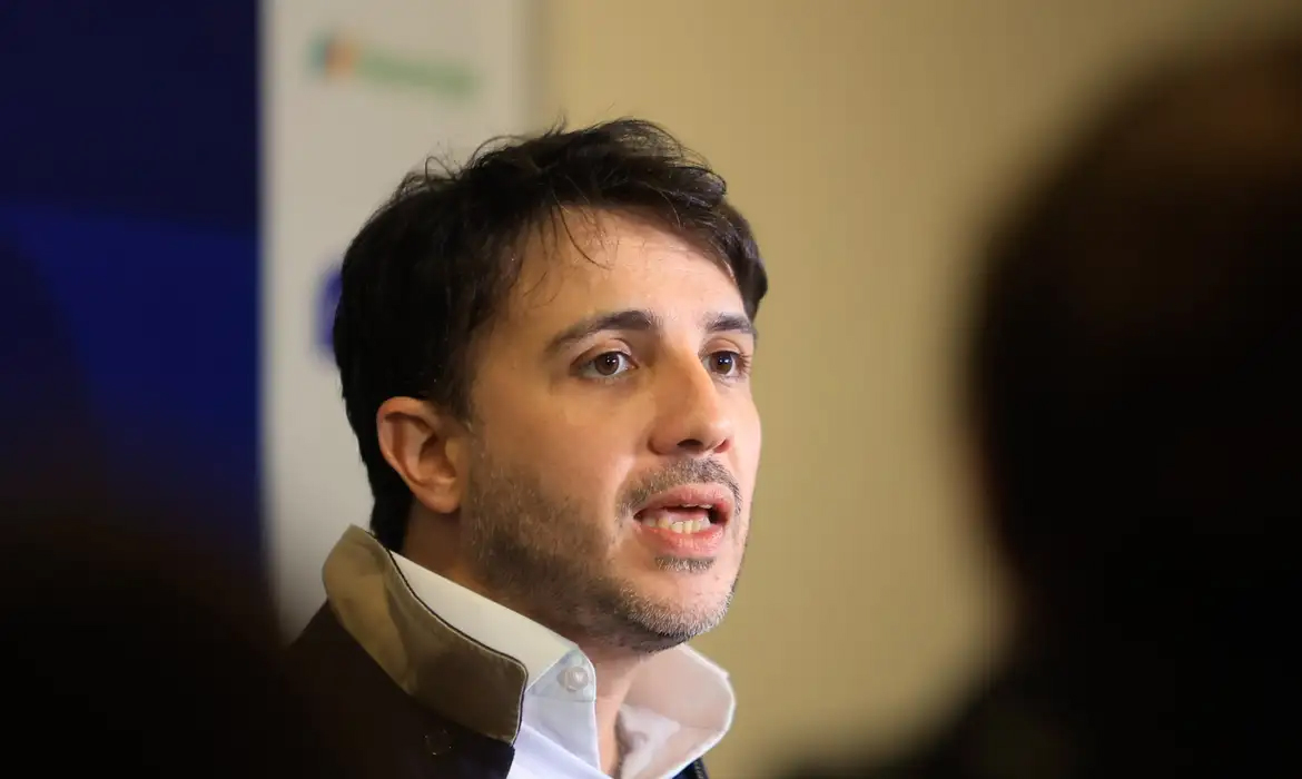 Renan Santos propõe cortes na Previdência e alterar pisos da saúde e educação