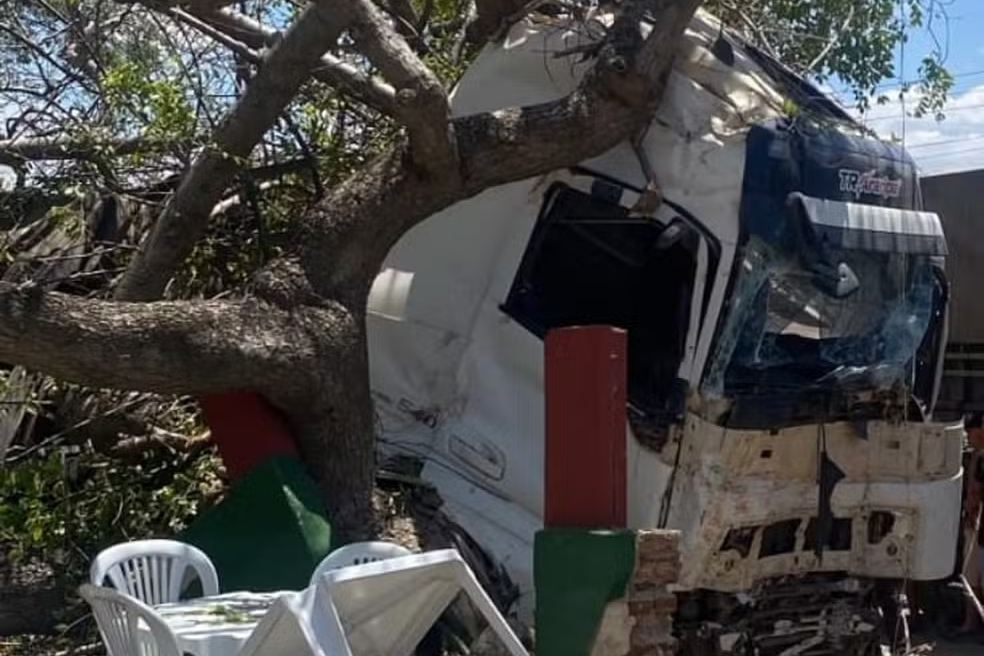 Um grande susto! Carreta bate em muro de restaurante e invade o prédio
