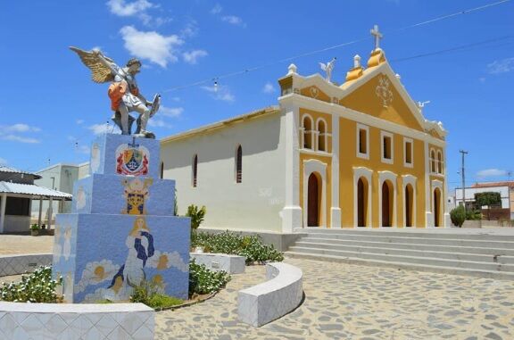 Prefeito de Barra de São Miguel é acionado pelo TCE por gastos com festas