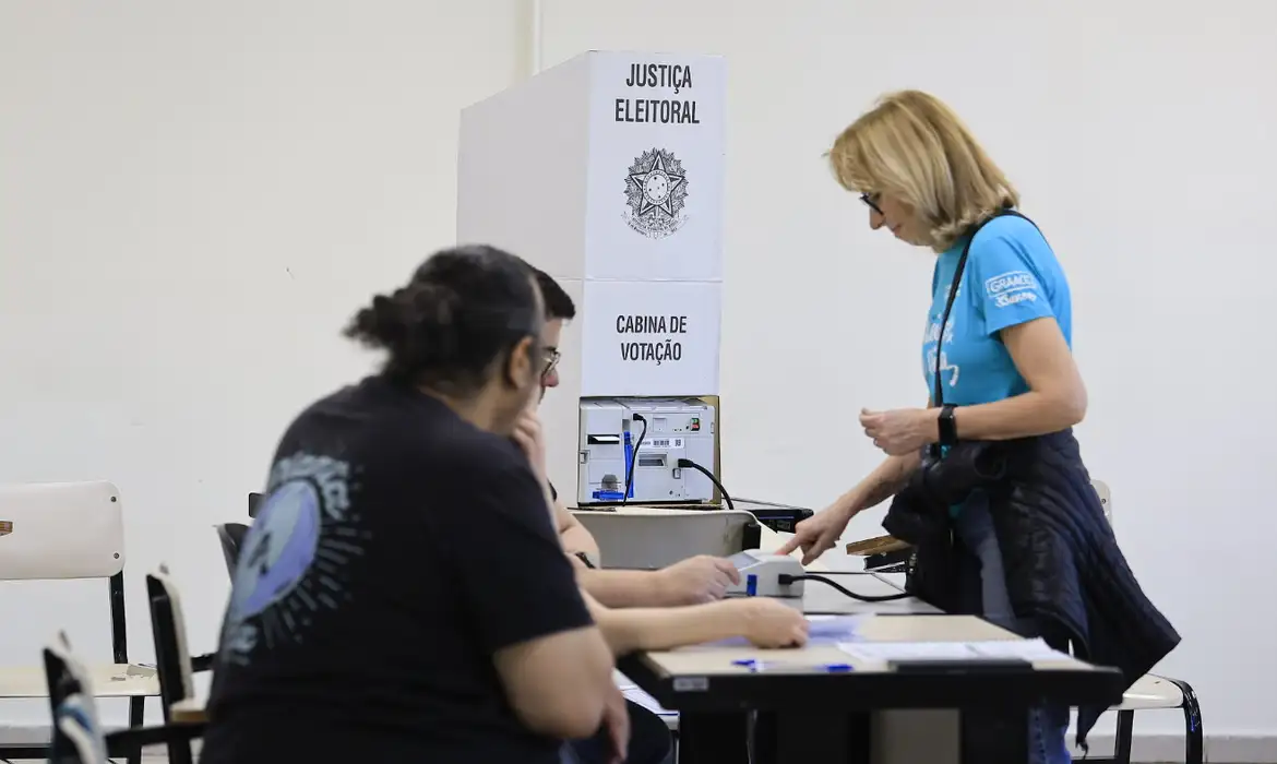 Eleições 2026: eleitores têm até às 17h para votar neste domingo