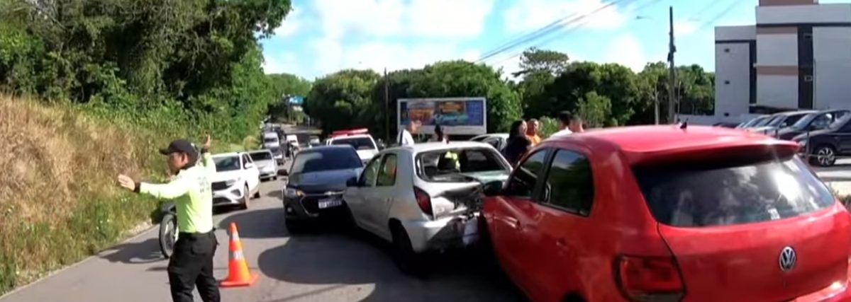 Batida entre três carros deixa feridos na ladeira do Cuiá