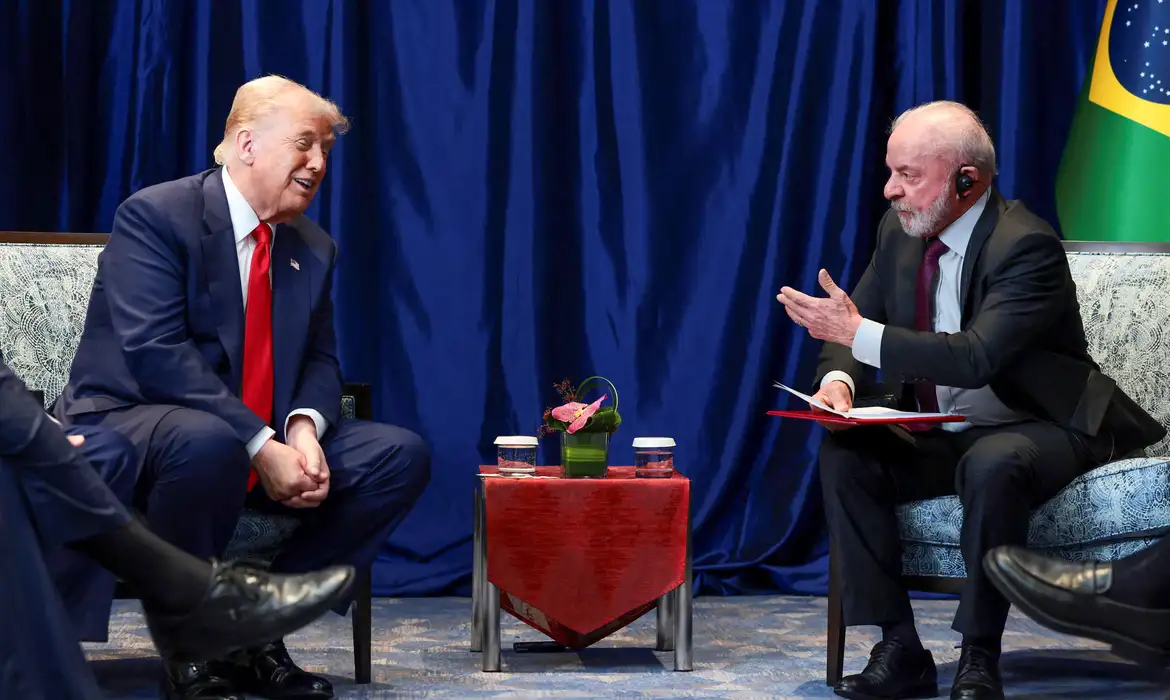 Lula conversa com Donald Trump sobre tarifas e conflitos internacionais