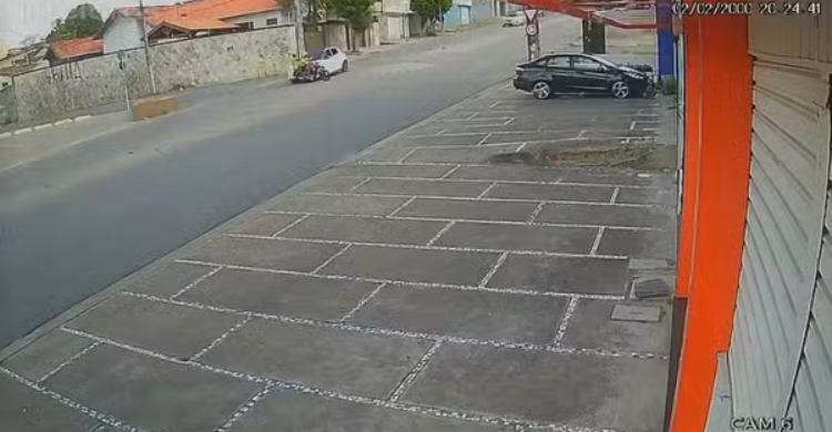 Colisão entre carro e moto deixa dois feridos em Campina Grande