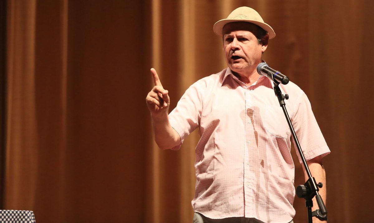 Zé Lezin cancela shows deste fim semana após crise de coluna: ‘não estou conseguindo nem me levantar da cama’