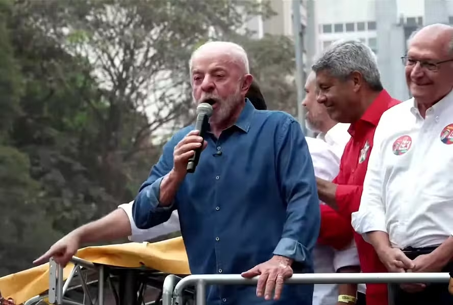Lula critica decisão do TSE sobre canal de mensagens