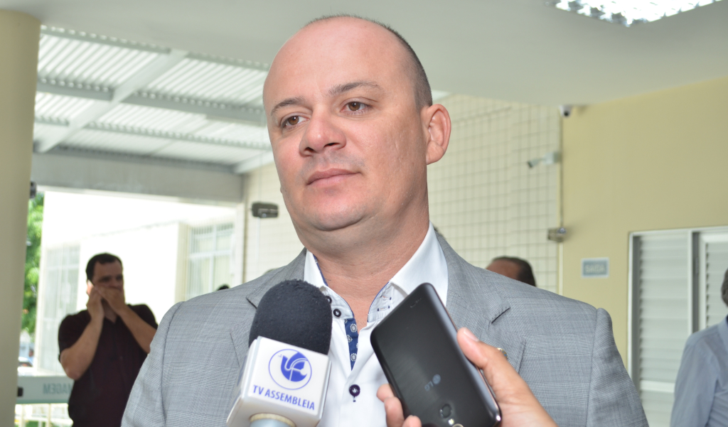 Líder da oposição na Câmara diz que Moraes não tem mais condição de se manter no STF