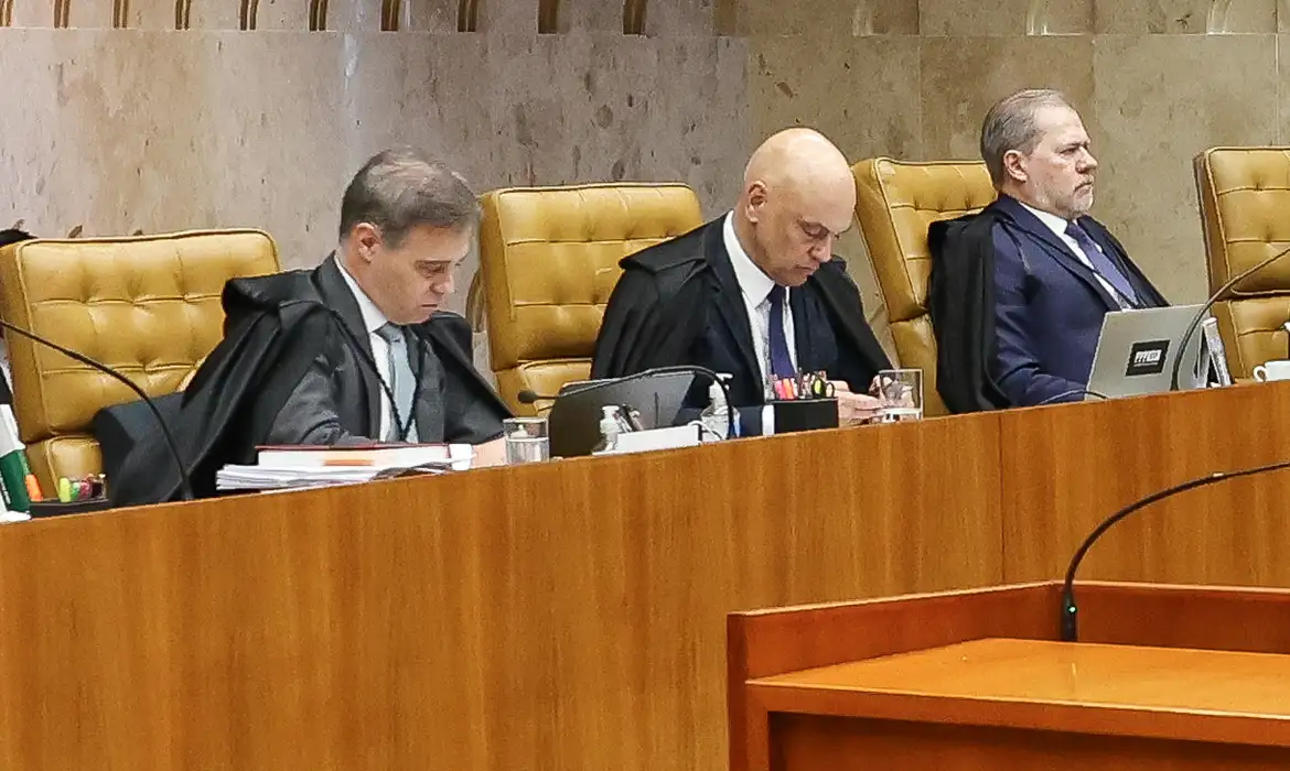 Ministros do STF discutem durante julgamento sobre investigação