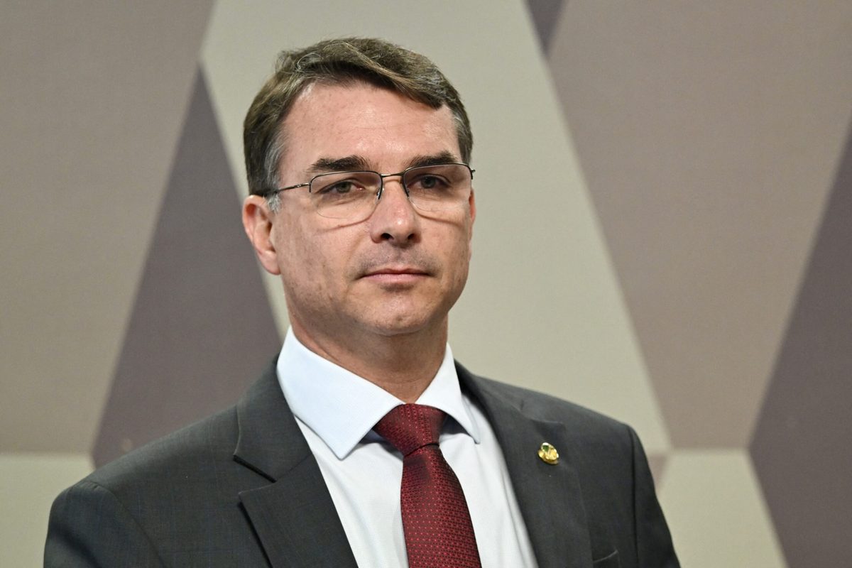 Investigado por ameaçar Flávio Bolsonaro presta depoimento em Minas Gerais