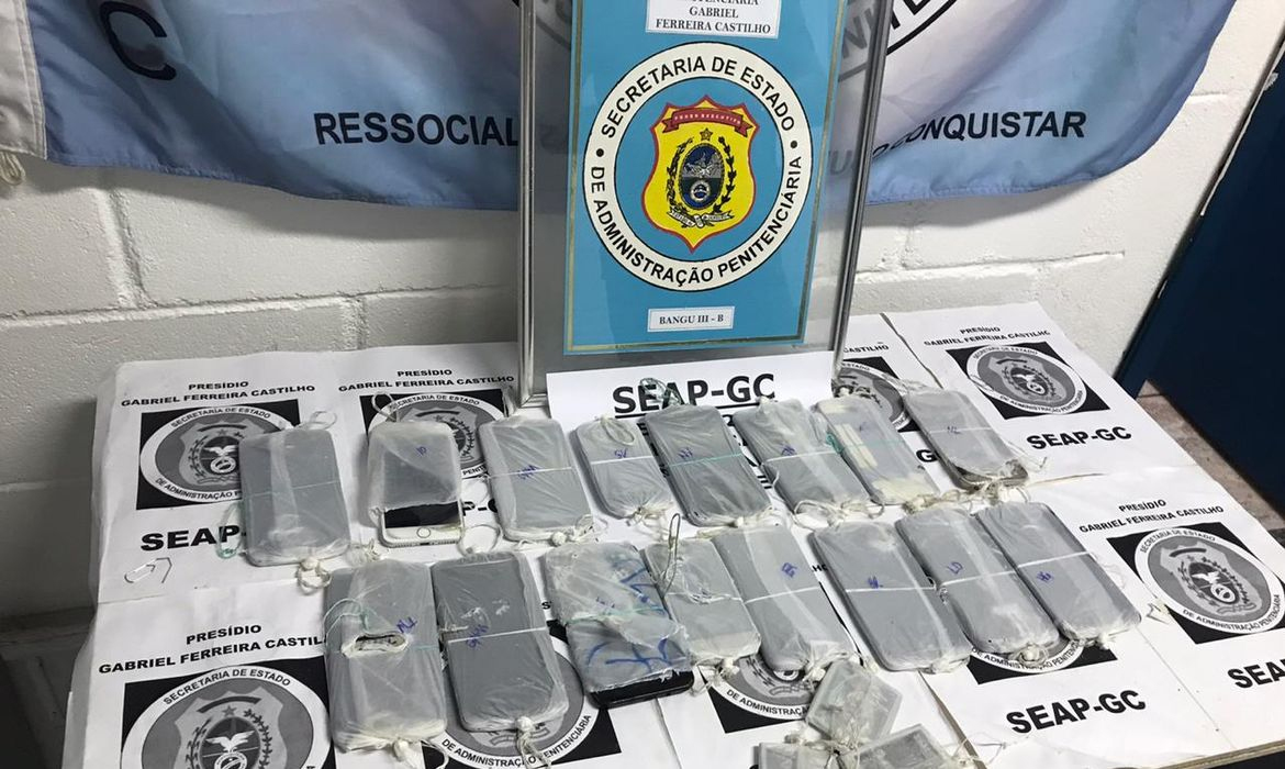 Governo federal institui plano para bloquear celulares em presídios