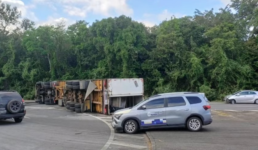 Carreta tombada na BR-230 bloqueia trânsito entre Campina Grande e João Pessoa