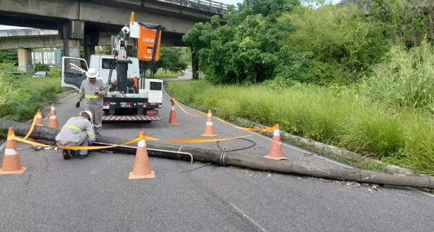 Poste cai e causa interdição parcial na Avenida Sanhauá, em João Pessoa
