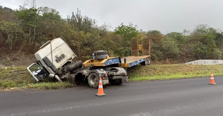 Motorista se fere após tombamento de caminhão na BR-230 em Campina Grande