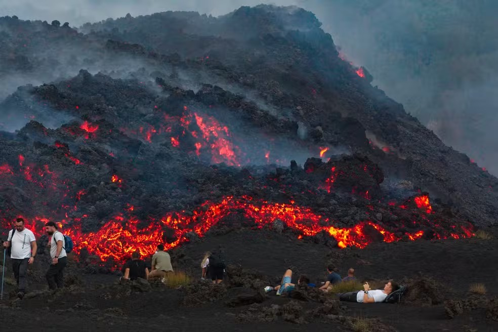 Monte Etna entra em erupção e movimenta turismo na Itália