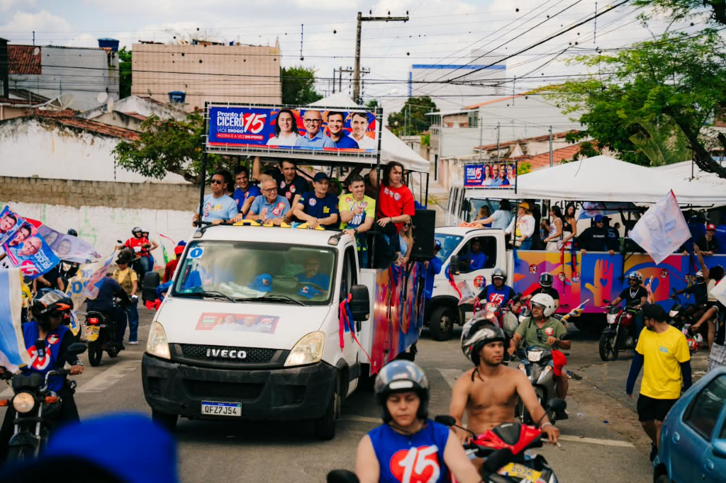 Cícero Lucena e aliados comandam carreata em Campina Grande