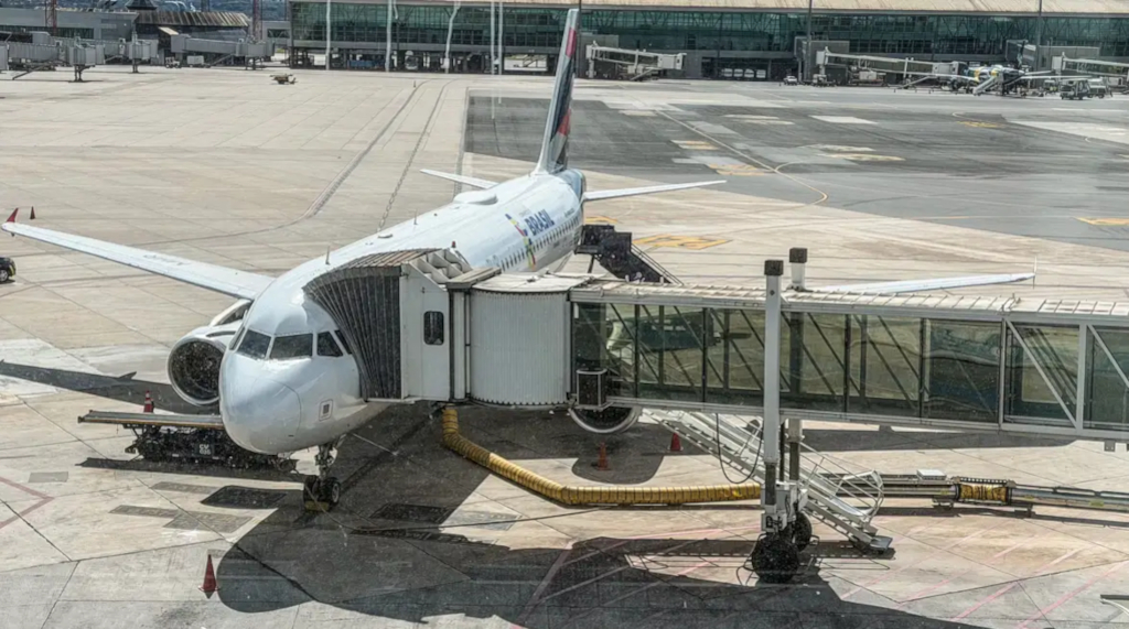 Anvisa atualiza regras sanitárias em aviões e aeroportos do Brasil; veja o que muda
