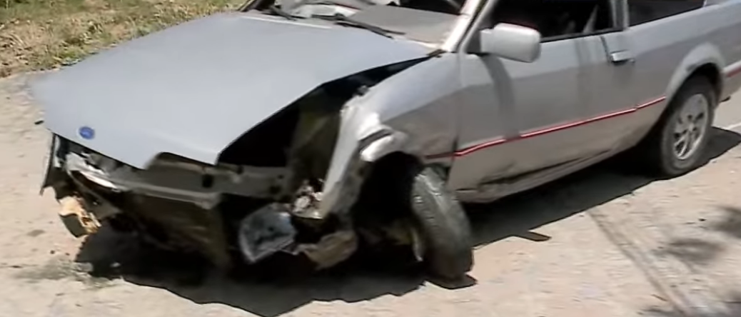 Carro capota na BR-230 em João Pessoa após motorista colocar óculos