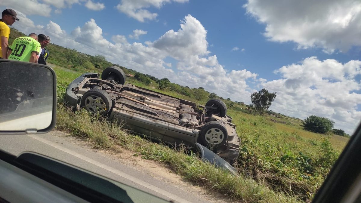 Menina de 10 anos morre após dois carros colidirem na PB-115, no Agreste da Paraíba
