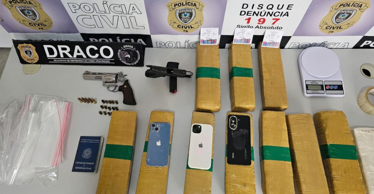 Irmãos são presos com doze quilos de drogas e armas em Campina Grande
